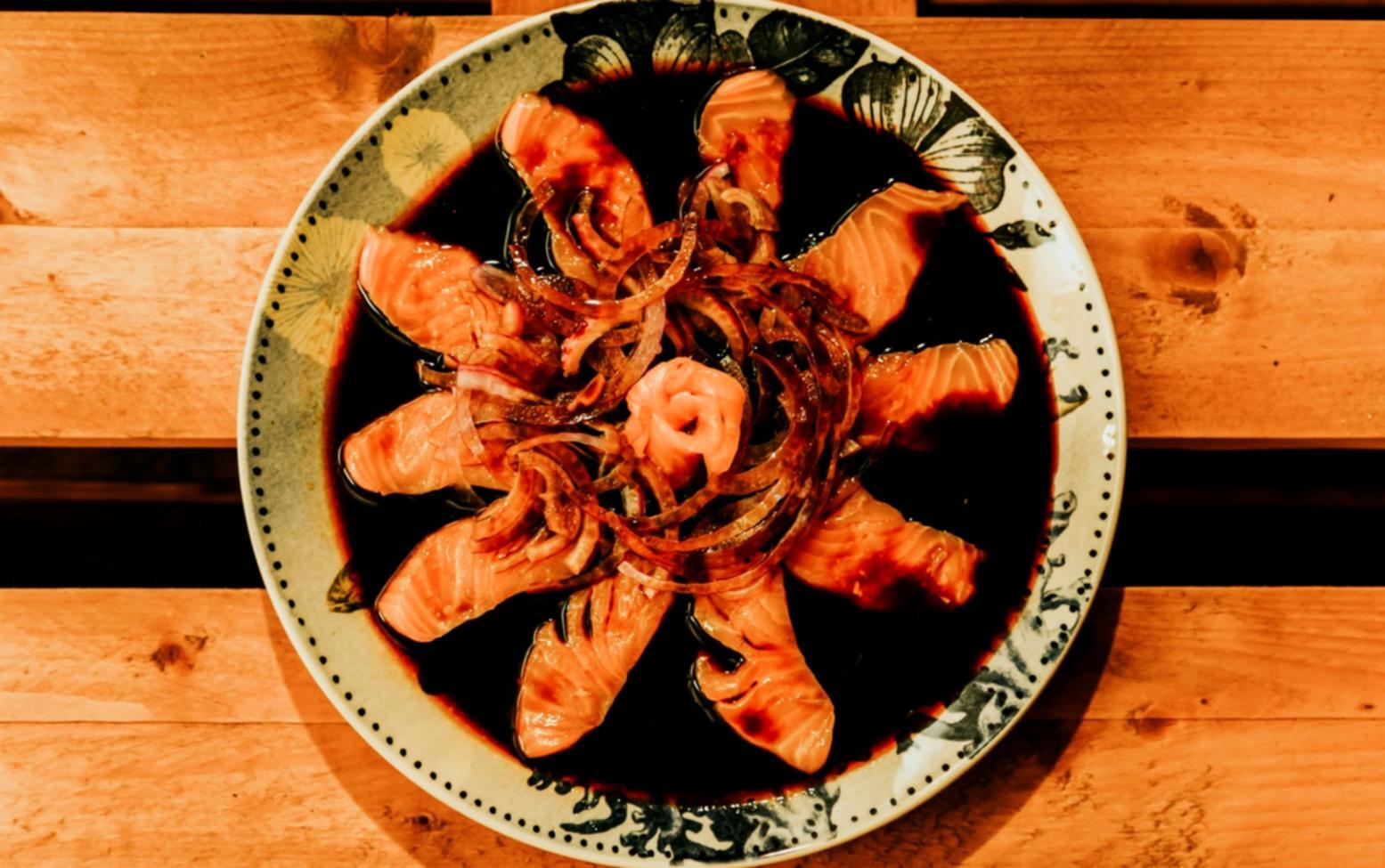 Процес приготування автентичних етнічних страв з традиційними інгредієнтами